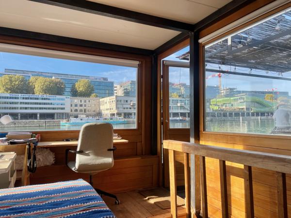 Paris (75012) Grand loft familial avec terrasse panoramique aménagé dans une péniche navigante