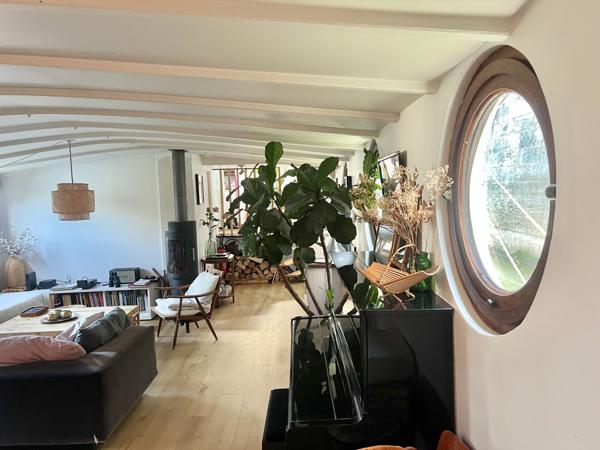 Paris (75012) Grand loft familial avec terrasse panoramique aménagé dans une péniche navigante