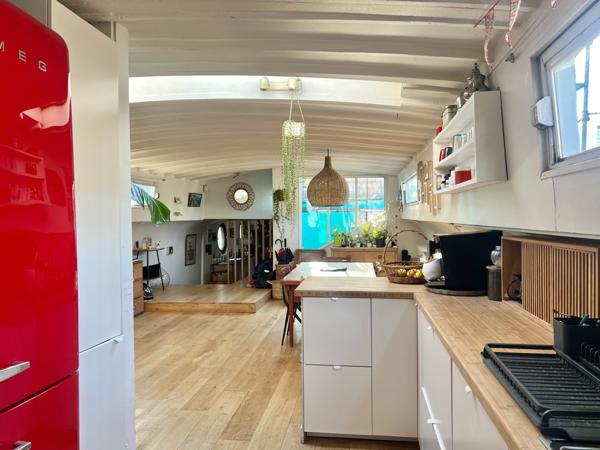 Paris (75012) Grand loft familial avec terrasse panoramique aménagé dans une péniche navigante