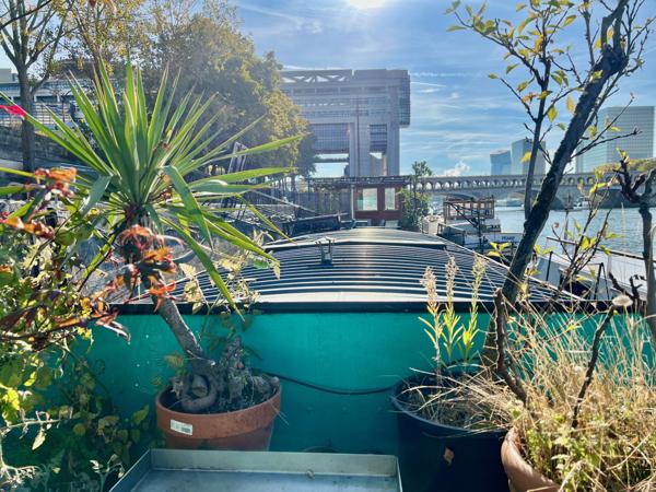 Paris (75012) Grand loft familial avec terrasse panoramique aménagé dans une péniche navigante