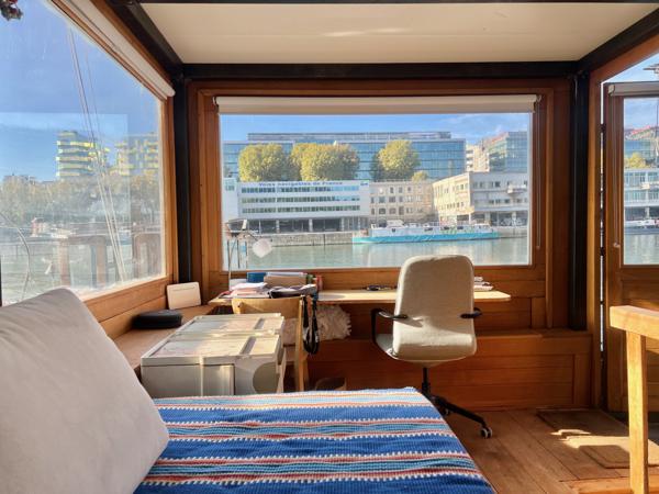 Paris (75012) Grand loft familial avec terrasse panoramique aménagé dans une péniche navigante