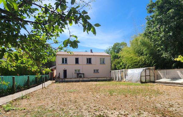 Plain -pied , 2 chambres + bureau, sous sol complet, Jardin sans vis à vis à Fontenay Le Comte