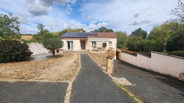Plain -pied , 2 chambres + bureau, sous sol complet, Jardin sans vis à vis à Fontenay Le Comte
