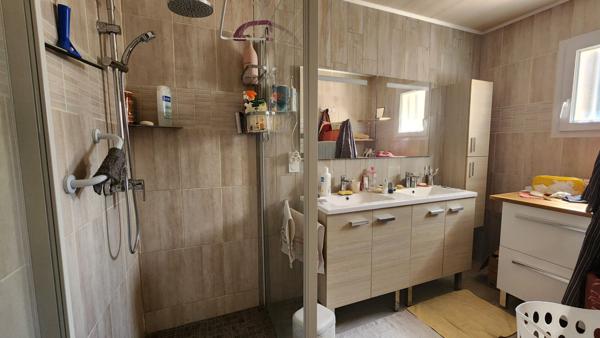 Plain -pied , 2 chambres + bureau, sous sol complet, Jardin sans vis à vis à Fontenay Le Comte