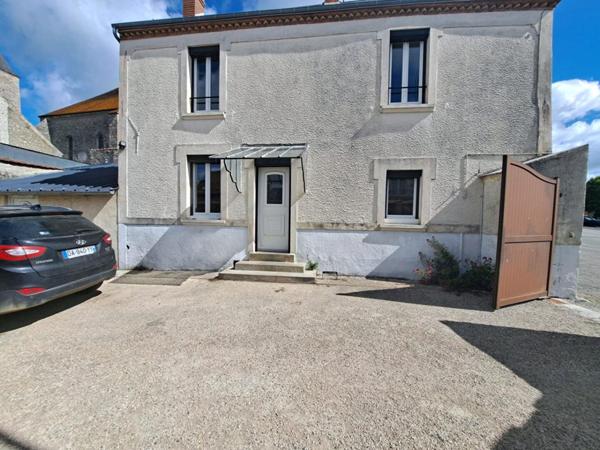 Maison en pierre et dependances + cour