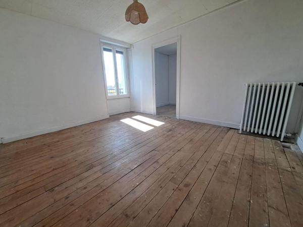 Maison en pierre et dependances + cour