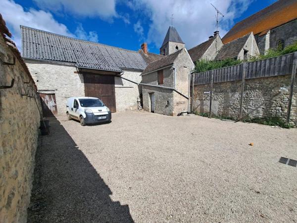 Maison en pierre et dependances + cour
