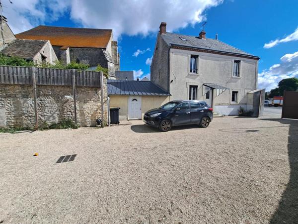 Maison en pierre et dependances + cour