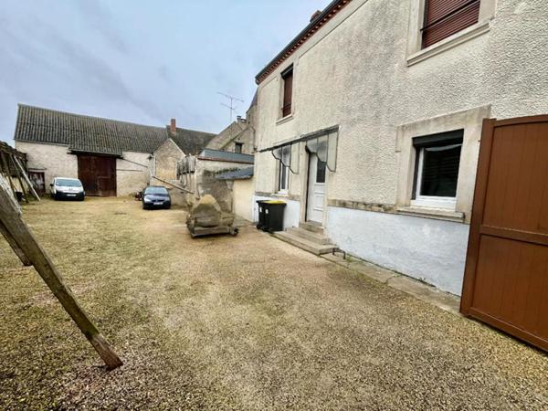 Maison en pierre et dependances + cour