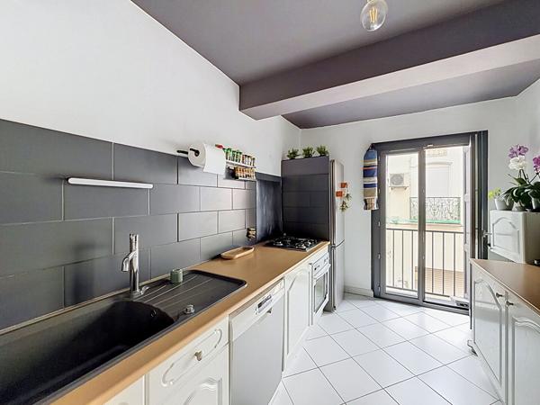 Maison de village avec garage, 5 pièces à vendre à 10 minutes de Perpignan , au calme et bien équipée