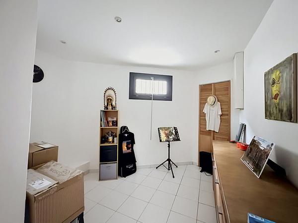 Maison de village avec garage, 5 pièces à vendre à 10 minutes de Perpignan , au calme et bien équipée