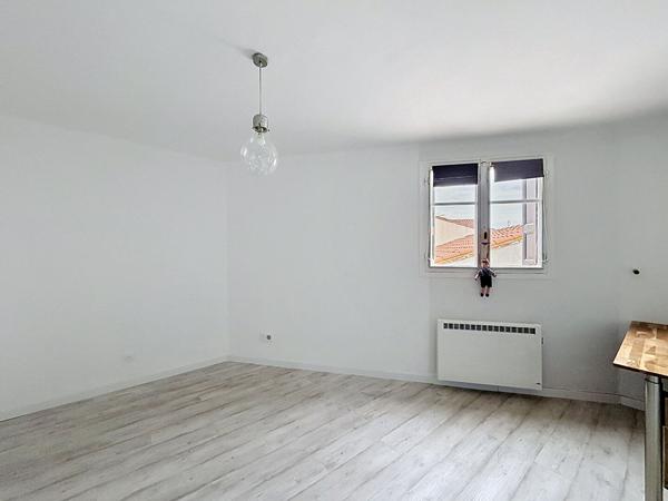 Maison de village avec garage, 5 pièces à vendre à 10 minutes de Perpignan , au calme et bien équipée