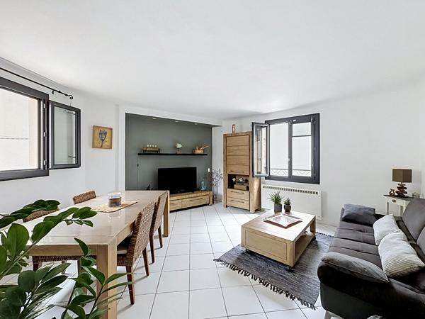 Maison de village avec garage, 5 pièces à vendre à 10 minutes de Perpignan , au calme et bien équipée