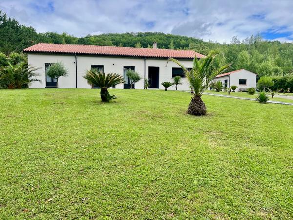 Venez découvrir une maison de plain pied de 149m2 sur un terrain de près de 5000m2. Vous cherchez une maison dans un état impeccable au calme tout en étant à 5 minutes des commodités ? Cette maison est pour vous. Cette maison de plain pied composait de 4 , Villeneuve sur lot