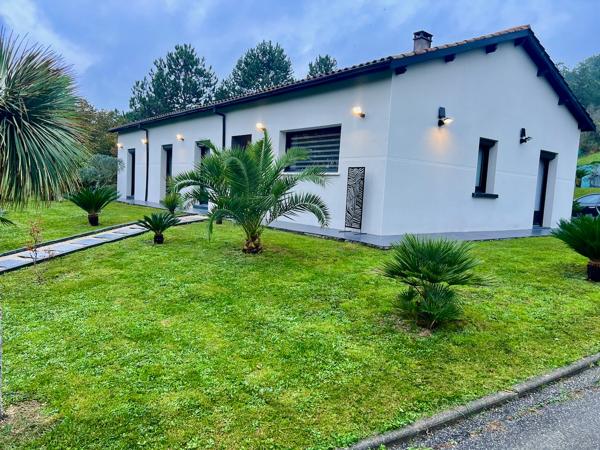 Venez découvrir une maison de plain pied de 149m2 sur un terrain de près de 5000m2. Vous cherchez une maison dans un état impeccable au calme tout en étant à 5 minutes des commodités ? Cette maison est pour vous. Cette maison de plain pied composait de 4 , Villeneuve sur lot