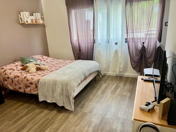 Venez découvrir une maison de plain pied de 149m2 sur un terrain de près de 5000m2. Vous cherchez une maison dans un état impeccable au calme tout en étant à 5 minutes des commodités ? Cette maison est pour vous. Cette maison de plain pied composait de 4 , Villeneuve sur lot
