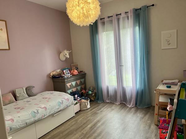Venez découvrir une maison de plain pied de 149m2 sur un terrain de près de 5000m2. Vous cherchez une maison dans un état impeccable au calme tout en étant à 5 minutes des commodités ? Cette maison est pour vous. Cette maison de plain pied composait de 4 , Villeneuve sur lot