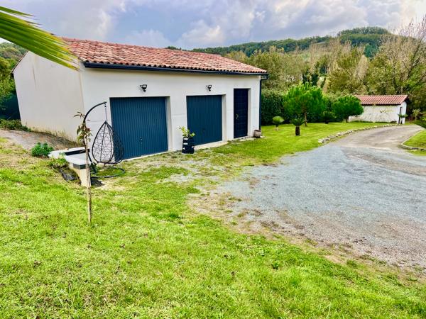Venez découvrir une maison de plain pied de 149m2 sur un terrain de près de 5000m2. Vous cherchez une maison dans un état impeccable au calme tout en étant à 5 minutes des commodités ? Cette maison est pour vous. Cette maison de plain pied composait de 4 , Villeneuve sur lot