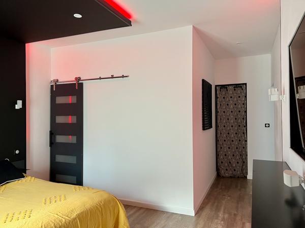 Venez découvrir une maison de plain pied de 149m2 sur un terrain de près de 5000m2. Vous cherchez une maison dans un état impeccable au calme tout en étant à 5 minutes des commodités ? Cette maison est pour vous. Cette maison de plain pied composait de 4 , Villeneuve sur lot