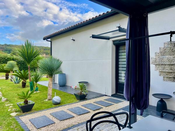 Venez découvrir une maison de plain pied de 149m2 sur un terrain de près de 5000m2. Vous cherchez une maison dans un état impeccable au calme tout en étant à 5 minutes des commodités ? Cette maison est pour vous. Cette maison de plain pied composait de 4 , Villeneuve sur lot