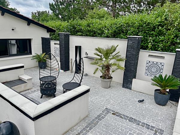 Venez découvrir une maison de plain pied de 149m2 sur un terrain de près de 5000m2. Vous cherchez une maison dans un état impeccable au calme tout en étant à 5 minutes des commodités ? Cette maison est pour vous. Cette maison de plain pied composait de 4 , Villeneuve sur lot