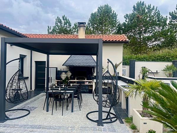Venez découvrir une maison de plain pied de 149m2 sur un terrain de près de 5000m2. Vous cherchez une maison dans un état impeccable au calme tout en étant à 5 minutes des commodités ? Cette maison est pour vous. Cette maison de plain pied composait de 4 , Villeneuve sur lot