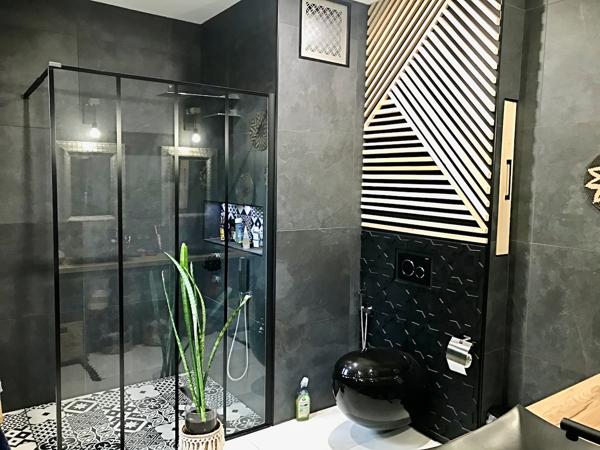 Venez découvrir une maison de plain pied de 149m2 sur un terrain de près de 5000m2. Vous cherchez une maison dans un état impeccable au calme tout en étant à 5 minutes des commodités ? Cette maison est pour vous. Cette maison de plain pied composait de 4 , Villeneuve sur lot