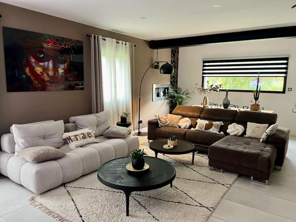 Venez découvrir une maison de plain pied de 149m2 sur un terrain de près de 5000m2. Vous cherchez une maison dans un état impeccable au calme tout en étant à 5 minutes des commodités ? Cette maison est pour vous. Cette maison de plain pied composait de 4 , Villeneuve sur lot