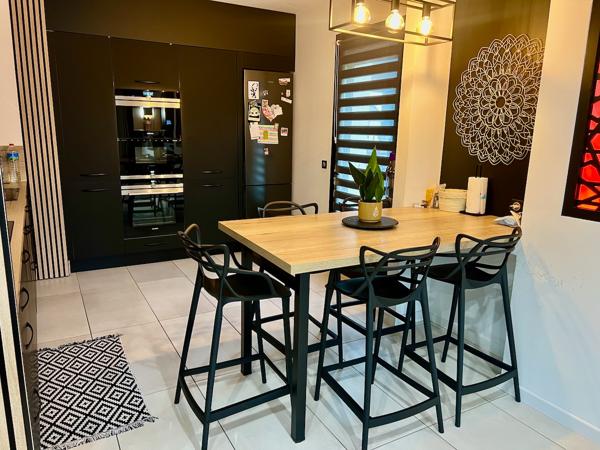 Venez découvrir une maison de plain pied de 149m2 sur un terrain de près de 5000m2. Vous cherchez une maison dans un état impeccable au calme tout en étant à 5 minutes des commodités ? Cette maison est pour vous. Cette maison de plain pied composait de 4 , Villeneuve sur lot