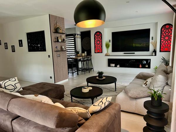 Venez découvrir une maison de plain pied de 149m2 sur un terrain de près de 5000m2. Vous cherchez une maison dans un état impeccable au calme tout en étant à 5 minutes des commodités ? Cette maison est pour vous. Cette maison de plain pied composait de 4 , Villeneuve sur lot