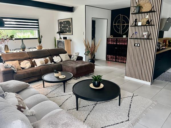 Venez découvrir une maison de plain pied de 149m2 sur un terrain de près de 5000m2. Vous cherchez une maison dans un état impeccable au calme tout en étant à 5 minutes des commodités ? Cette maison est pour vous. Cette maison de plain pied composait de 4 , Villeneuve sur lot