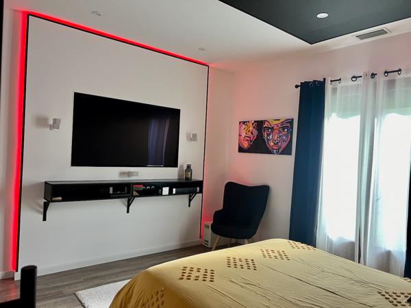 Venez découvrir une maison de plain pied de 149m2 sur un terrain de près de 5000m2. Vous cherchez une maison dans un état impeccable au calme tout en étant à 5 minutes des commodités ? Cette maison est pour vous. Cette maison de plain pied composait de 4 , Villeneuve sur lot