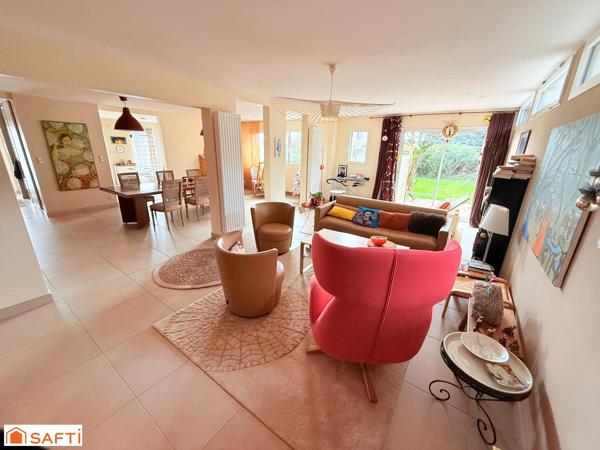 SPLENDIDE DEMEURE DE 364 M2 SUR TERRAIN DE 902 M2 A REGUINY