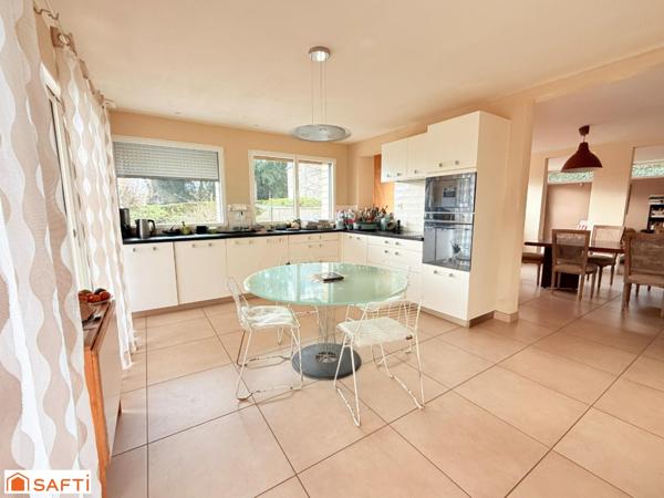 SPLENDIDE DEMEURE DE 364 M2 SUR TERRAIN DE 902 M2 A REGUINY