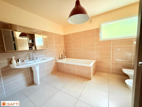 SPLENDIDE DEMEURE DE 364 M2 SUR TERRAIN DE 902 M2 A REGUINY