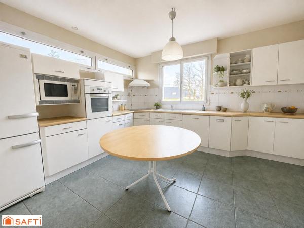 SPLENDIDE DEMEURE DE 364 M2 SUR TERRAIN DE 902 M2 A REGUINY