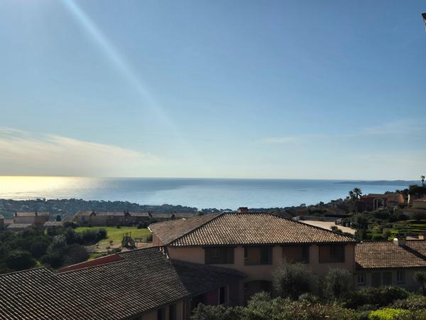 Les Issambres T2 rénové parking, vue mer, piscine