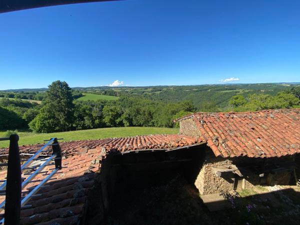 Pleine campagne, vue, grand terrain, eau de source, four à pain, dépendances...