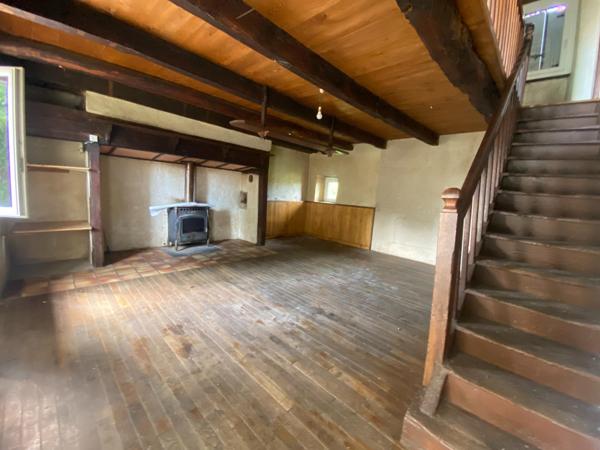 Pleine campagne, vue, grand terrain, eau de source, four à pain, dépendances...