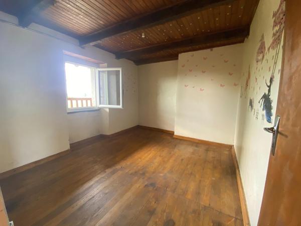 Pleine campagne, vue, grand terrain, eau de source, four à pain, dépendances...