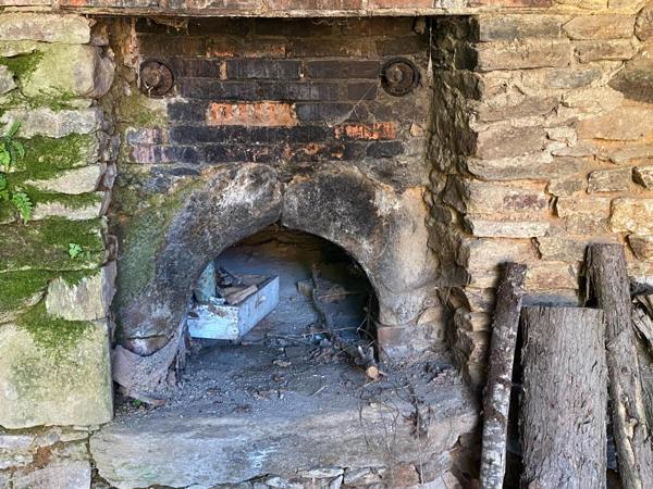 Pleine campagne, vue, grand terrain, eau de source, four à pain, dépendances...