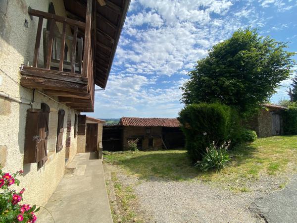 Pleine campagne, vue, grand terrain, eau de source, four à pain, dépendances...