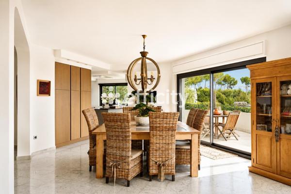 Maison
         11 pièces
        - 400 m² Bien prestige 4 200 000 € *