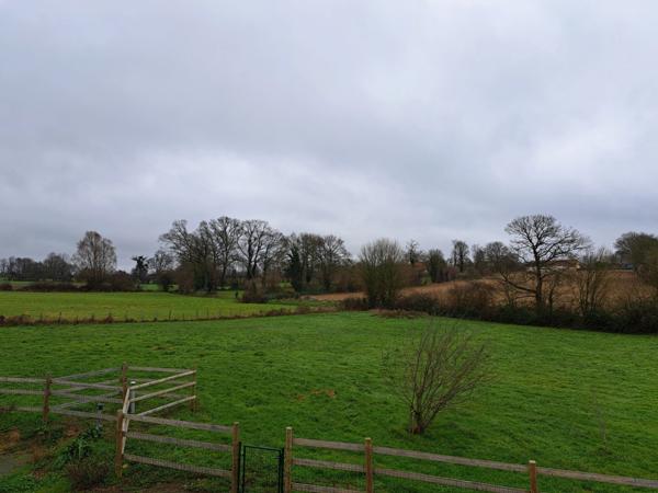 Magnifique longère nord Sarthe, piece de vie 70m2, sans aucun vis-à-vis. Aucun Travaux à prévoir.
