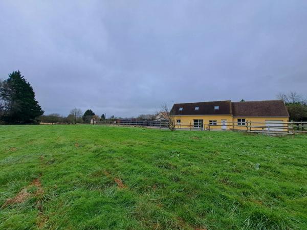 Magnifique longère nord Sarthe, piece de vie 70m2, sans aucun vis-à-vis. Aucun Travaux à prévoir.