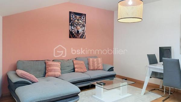 🏡 EN EXCLUSIVITÉ – RIVES CENTRE – T2 RÉNOVÉ DE 59 m² – DERNIER ÉTAGE

À la recherche d'un appartement sans travaux, lumineux et idéalement situé ? Découvrez ce T2 de 59 m², entièrement rénové, niché au 2ᵉ et dernier étage d'une petite copropriété avec syndic, en plein cœur de Rives, Rue de la République.

Il se compose de :
Une cuisine indépendante de 16 m²
Une agréable pièce de vie de 20 m²
Une grande chambre de 13 m²
Une spacieuse salle de bains et WC de 10 m²

Les + :
✔ Appartement entièrement rénové
✔ Double vitrage
✔ Chauffage électrique par radiateurs
✔ DPE : C
✔ Toiture refaite en 2023
✔ Façade rénovée en 2018
✔ Aucun travaux à prévoir

Informations complémentaires :
Taxe foncière : 700 € / an
Charges de copropriété : 600 € / an (syndic professionnel)

Situation idéale :
📍 Centre-ville, commerces et commodités accessibles à pied.

Gare de Rives à environ 700 m (8 min à pied)
Voiron à 10 km 
Grenoble à 28 km 

Que vous soyez primo-accédant, investisseur ou à la recherche d'un appartement prêt à vivre, ce bien est une belle opportunité.

📞 Une visite s'impose ! Contactez-moi dès aujourd'hui pour découvrir ce bien en exclusivité.