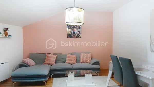 🏡 EN EXCLUSIVITÉ – RIVES CENTRE – T2 RÉNOVÉ DE 59 m² – DERNIER ÉTAGE

À la recherche d'un appartement sans travaux, lumineux et idéalement situé ? Découvrez ce T2 de 59 m², entièrement rénové, niché au 2ᵉ et dernier étage d'une petite copropriété avec syndic, en plein cœur de Rives, Rue de la République.

Il se compose de :
Une cuisine indépendante de 16 m²
Une agréable pièce de vie de 20 m²
Une grande chambre de 13 m²
Une spacieuse salle de bains et WC de 10 m²

Les + :
✔ Appartement entièrement rénové
✔ Double vitrage
✔ Chauffage électrique par radiateurs
✔ DPE : C
✔ Toiture refaite en 2023
✔ Façade rénovée en 2018
✔ Aucun travaux à prévoir

Informations complémentaires :
Taxe foncière : 700 € / an
Charges de copropriété : 600 € / an (syndic professionnel)

Situation idéale :
📍 Centre-ville, commerces et commodités accessibles à pied.

Gare de Rives à environ 700 m (8 min à pied)
Voiron à 10 km 
Grenoble à 28 km 

Que vous soyez primo-accédant, investisseur ou à la recherche d'un appartement prêt à vivre, ce bien est une belle opportunité.

📞 Une visite s'impose ! Contactez-moi dès aujourd'hui pour découvrir ce bien en exclusivité.