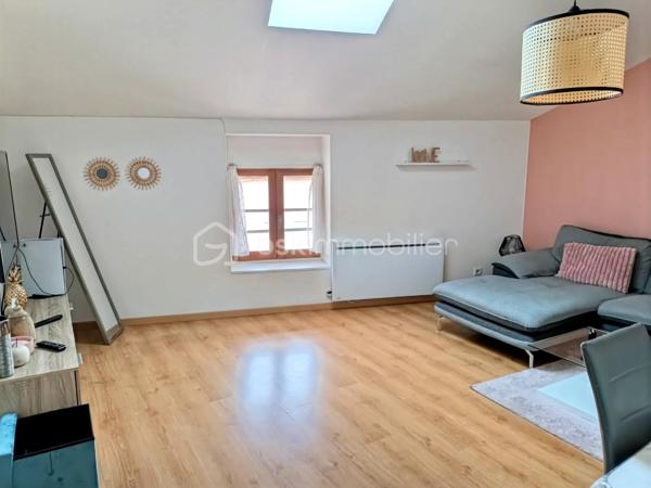 🏡 EN EXCLUSIVITÉ – RIVES CENTRE – T2 RÉNOVÉ DE 59 m² – DERNIER ÉTAGE

À la recherche d'un appartement sans travaux, lumineux et idéalement situé ? Découvrez ce T2 de 59 m², entièrement rénové, niché au 2ᵉ et dernier étage d'une petite copropriété avec syndic, en plein cœur de Rives, Rue de la République.

Il se compose de :
Une cuisine indépendante de 16 m²
Une agréable pièce de vie de 20 m²
Une grande chambre de 13 m²
Une spacieuse salle de bains et WC de 10 m²

Les + :
✔ Appartement entièrement rénové
✔ Double vitrage
✔ Chauffage électrique par radiateurs
✔ DPE : C
✔ Toiture refaite en 2023
✔ Façade rénovée en 2018
✔ Aucun travaux à prévoir

Informations complémentaires :
Taxe foncière : 700 € / an
Charges de copropriété : 600 € / an (syndic professionnel)

Situation idéale :
📍 Centre-ville, commerces et commodités accessibles à pied.

Gare de Rives à environ 700 m (8 min à pied)
Voiron à 10 km 
Grenoble à 28 km 

Que vous soyez primo-accédant, investisseur ou à la recherche d'un appartement prêt à vivre, ce bien est une belle opportunité.

📞 Une visite s'impose ! Contactez-moi dès aujourd'hui pour découvrir ce bien en exclusivité.