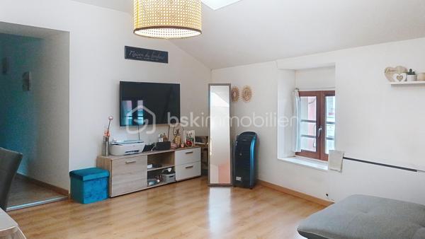 🏡 EN EXCLUSIVITÉ – RIVES CENTRE – T2 RÉNOVÉ DE 59 m² – DERNIER ÉTAGE

À la recherche d'un appartement sans travaux, lumineux et idéalement situé ? Découvrez ce T2 de 59 m², entièrement rénové, niché au 2ᵉ et dernier étage d'une petite copropriété avec syndic, en plein cœur de Rives, Rue de la République.

Il se compose de :
Une cuisine indépendante de 16 m²
Une agréable pièce de vie de 20 m²
Une grande chambre de 13 m²
Une spacieuse salle de bains et WC de 10 m²

Les + :
✔ Appartement entièrement rénové
✔ Double vitrage
✔ Chauffage électrique par radiateurs
✔ DPE : C
✔ Toiture refaite en 2023
✔ Façade rénovée en 2018
✔ Aucun travaux à prévoir

Informations complémentaires :
Taxe foncière : 700 € / an
Charges de copropriété : 600 € / an (syndic professionnel)

Situation idéale :
📍 Centre-ville, commerces et commodités accessibles à pied.

Gare de Rives à environ 700 m (8 min à pied)
Voiron à 10 km 
Grenoble à 28 km 

Que vous soyez primo-accédant, investisseur ou à la recherche d'un appartement prêt à vivre, ce bien est une belle opportunité.

📞 Une visite s'impose ! Contactez-moi dès aujourd'hui pour découvrir ce bien en exclusivité.