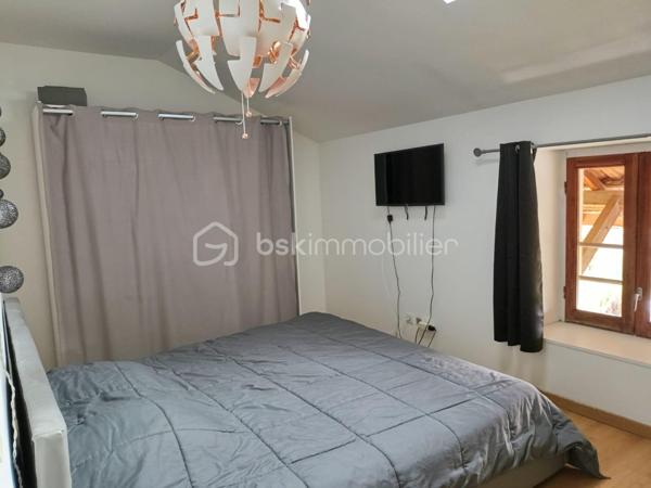 🏡 EN EXCLUSIVITÉ – RIVES CENTRE – T2 RÉNOVÉ DE 59 m² – DERNIER ÉTAGE

À la recherche d'un appartement sans travaux, lumineux et idéalement situé ? Découvrez ce T2 de 59 m², entièrement rénové, niché au 2ᵉ et dernier étage d'une petite copropriété avec syndic, en plein cœur de Rives, Rue de la République.

Il se compose de :
Une cuisine indépendante de 16 m²
Une agréable pièce de vie de 20 m²
Une grande chambre de 13 m²
Une spacieuse salle de bains et WC de 10 m²

Les + :
✔ Appartement entièrement rénové
✔ Double vitrage
✔ Chauffage électrique par radiateurs
✔ DPE : C
✔ Toiture refaite en 2023
✔ Façade rénovée en 2018
✔ Aucun travaux à prévoir

Informations complémentaires :
Taxe foncière : 700 € / an
Charges de copropriété : 600 € / an (syndic professionnel)

Situation idéale :
📍 Centre-ville, commerces et commodités accessibles à pied.

Gare de Rives à environ 700 m (8 min à pied)
Voiron à 10 km 
Grenoble à 28 km 

Que vous soyez primo-accédant, investisseur ou à la recherche d'un appartement prêt à vivre, ce bien est une belle opportunité.

📞 Une visite s'impose ! Contactez-moi dès aujourd'hui pour découvrir ce bien en exclusivité.